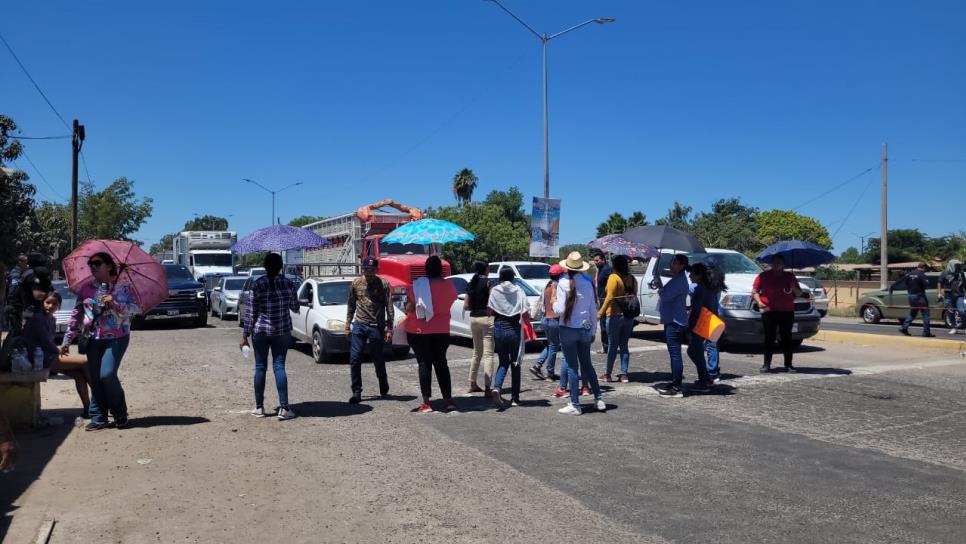 Bloquearon la carretera por 2 horas por primaria que se cae a pedazos en el ejido 5 de Mayo