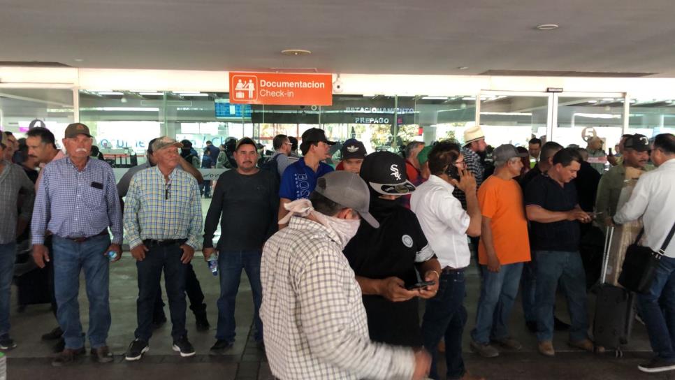 Productores toman el aeropuerto de Culiacán