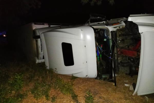 Chofer se queda dormido y vuelca en un tráiler en la México 15