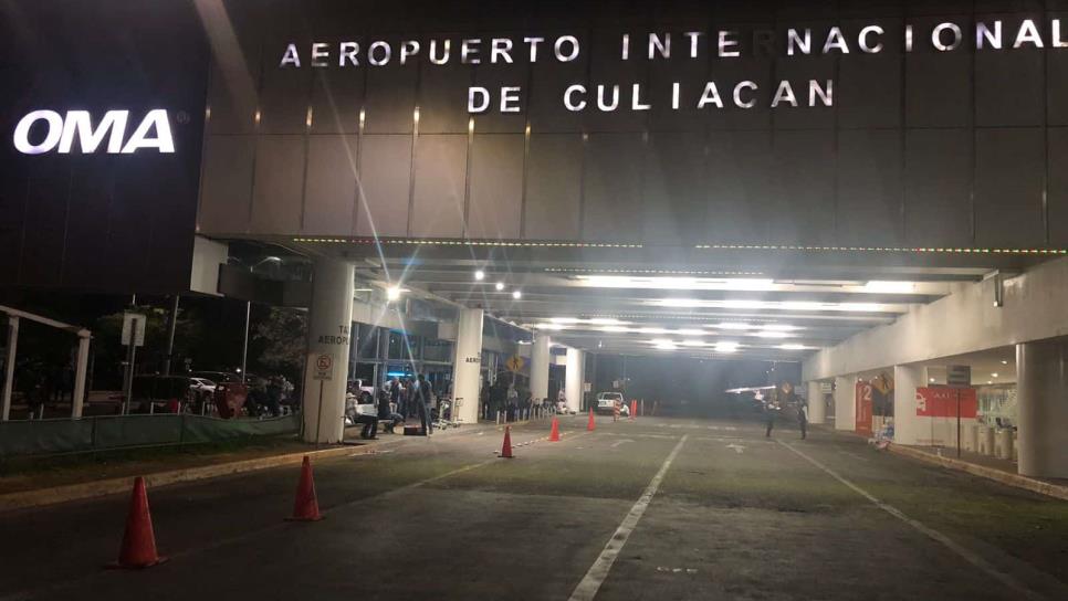 Por segunda noche, productores continúan con plantón en Aeropuerto de Culiacán