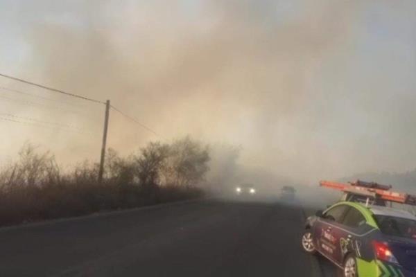 Por quemar soca cierran carretera Compuertas-México 15 un par de horas