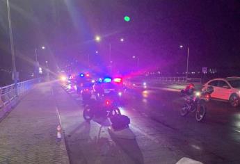 Dos hombres en motocicleta resultan heridos al chocar en Culiacán