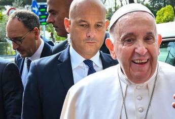 «Sigo vivo» dice el papa Francisco; sale del hospital, luego de cirugía