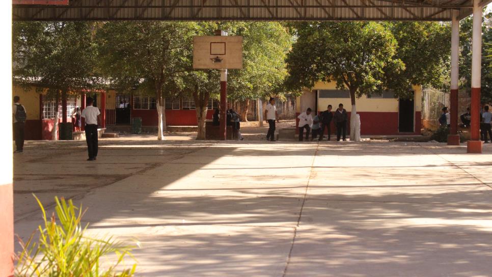 Se desvanecen estudiantes durante lunes cívico en Guasave