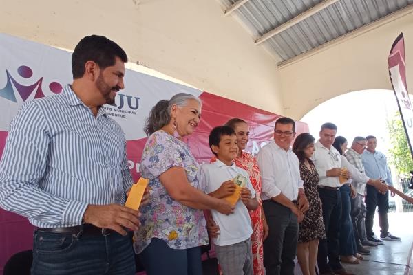 Entrega Gobierno de Mazatlán 1 millón 360 mil pesos en becas PROASE en sindicatura de El Roble