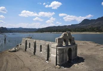 Ola de calor provoca que emerja una iglesia en Chiapas