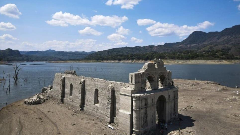 Ola de calor provoca que emerja una iglesia en Chiapas