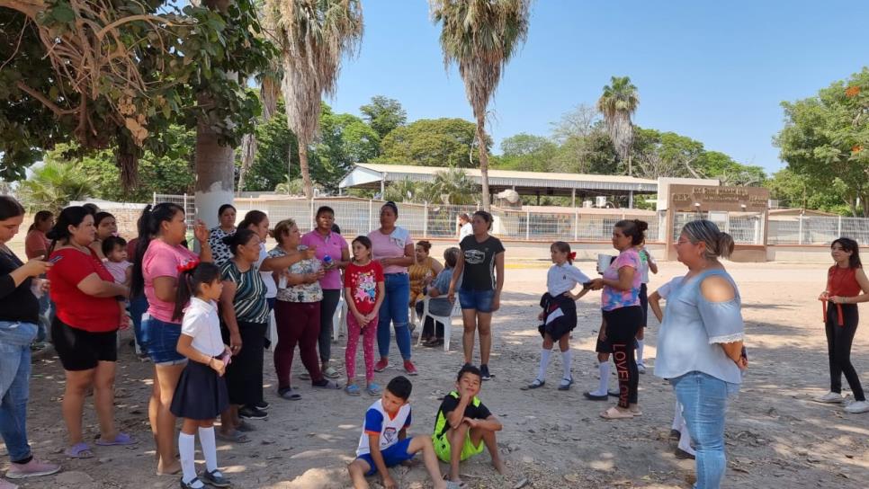 Padres de familia toman primaria del ejido Águila Azteca