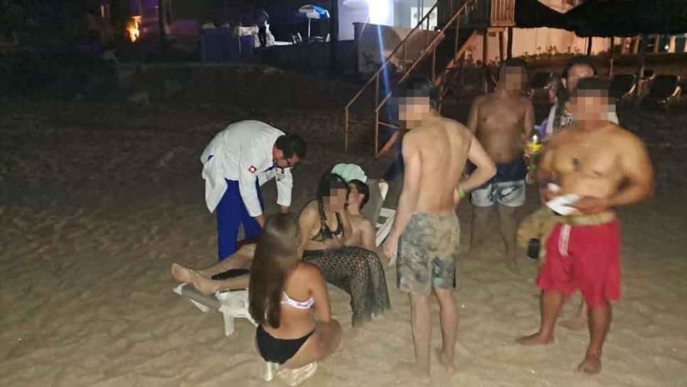 Rescatan a cuatro turistas de morir ahogados en Mazatlán