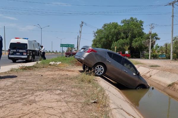 Le truena un neumático y termina dentro de canal en el entronque del Ejido Benito Juárez