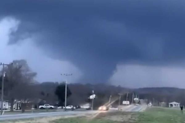 Alerta en EU, un enorme tornado arrasó con todo en Indiana | VIDEOS