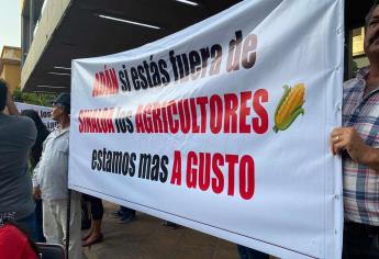 Agricultores no están «a gusto» con Adán Augusto; se manifiestan en evento en Culiacán