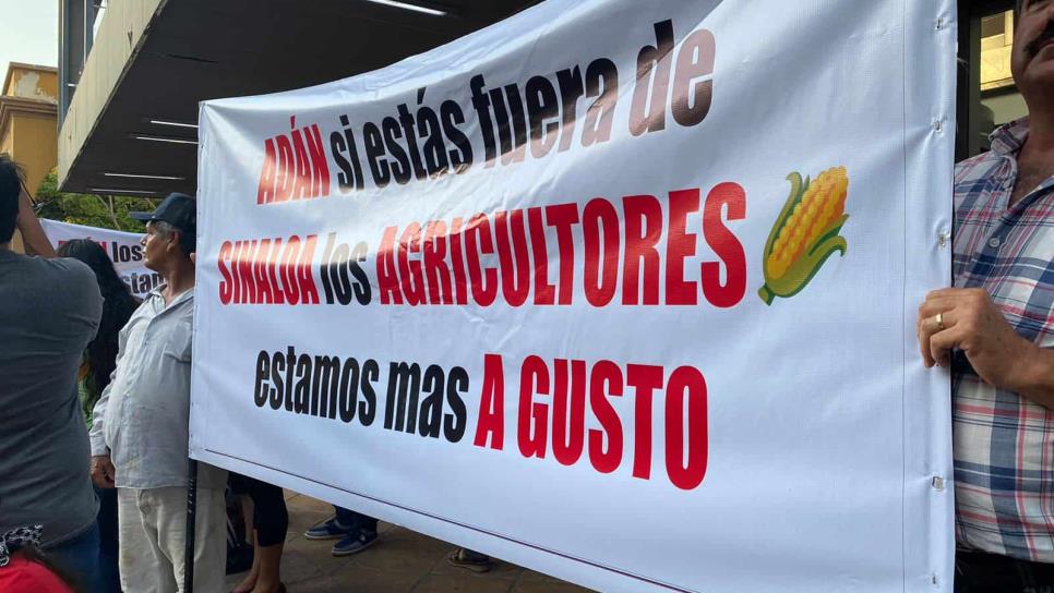 Agricultores no están «a gusto» con Adán Augusto; se manifiestan en evento en Culiacán