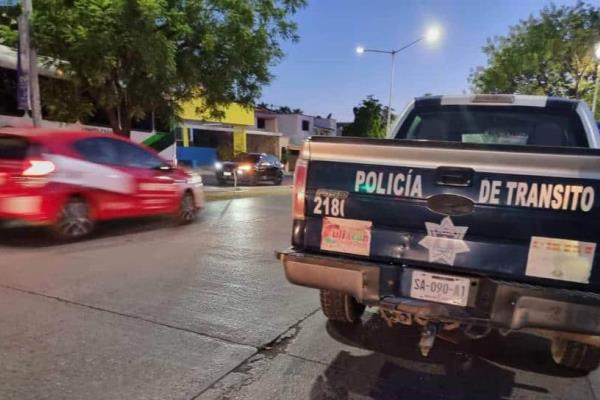 Hombres armados bajan a una mujer a la fuerza para llevarse su camioneta en Culiacán