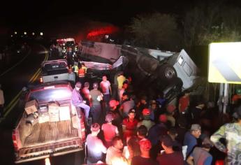 Muere trailero en la Mazatlán-Durango tras volcar; rapiñan la mercancía junto a su cadáver 