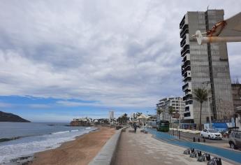 Cierran playas del norte de Mazatlán por fuerte oleaje