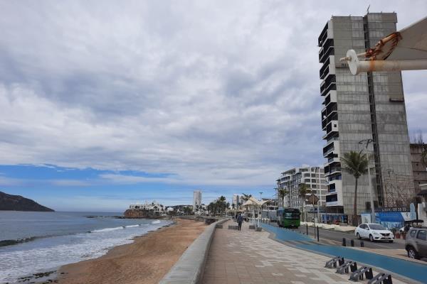 Cierran playas del norte de Mazatlán por fuerte oleaje