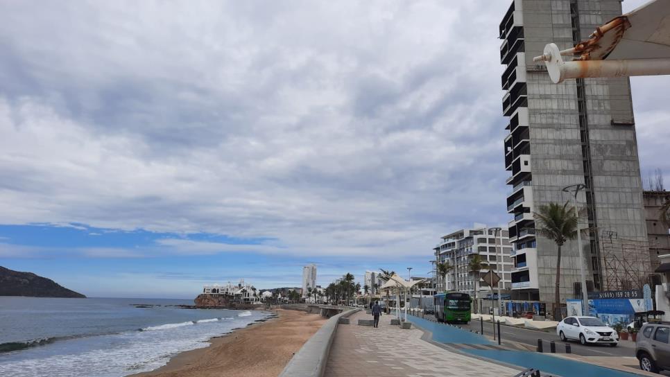 Cierran playas del norte de Mazatlán por fuerte oleaje