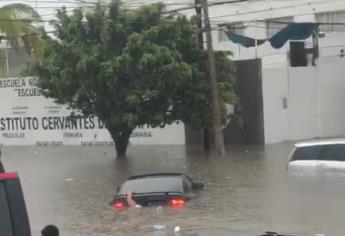 Rescatan a mujer de ahogarse en su auto en calles de Mazatlán, por encharcamientos de «Beatriz»