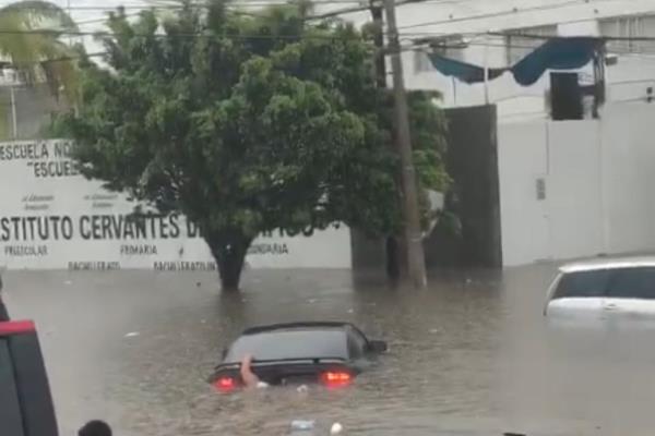 Rescatan a mujer de ahogarse en su auto en calles de Mazatlán, por encharcamientos de «Beatriz»