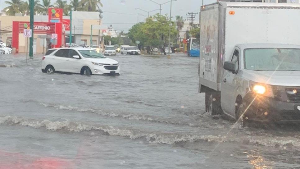 Rescates y autos varados por lluvia se registran en Mazatlán