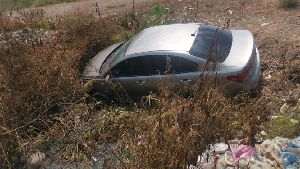 Mujer se sale de la carretera y cae en un dren en Ahome; dos menores resultaron lesionadas