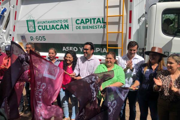 Alcalde de Culiacán entrega 2 camiones recolectores de basura en Costa Rica