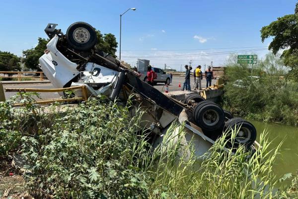 Vuelca revolvedora cargada con 15 toneladas de cemento en la México 15