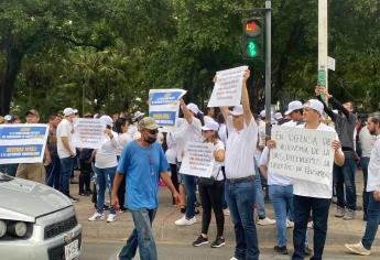 Universitarios salen a los cruceros y reparten volantes para defender al Rector de la UAS