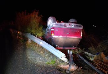 Madrugan en viaje a la sierra de Chihuahua; vuelcan en El Fuerte