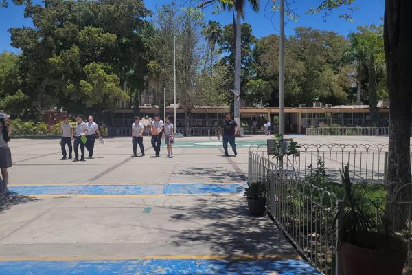¿Te piden cuota por la entrega del certificado de tu hijo? Esta es la solución
