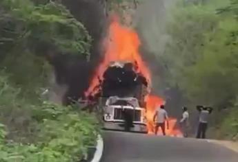 Se incendia un camión con pastura sobre la carretera de Sanalona a Tamazula
