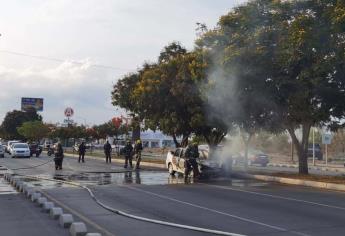 Vehículo termina calcinado tras incendiarse en Culiacán