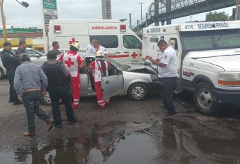 Choca contra camión de valores y termina en el hospital en Mazatlán