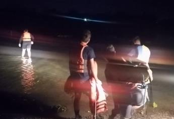 Salvan a pareja que cruzaba el río Sinaloa y se «atora» su camioneta