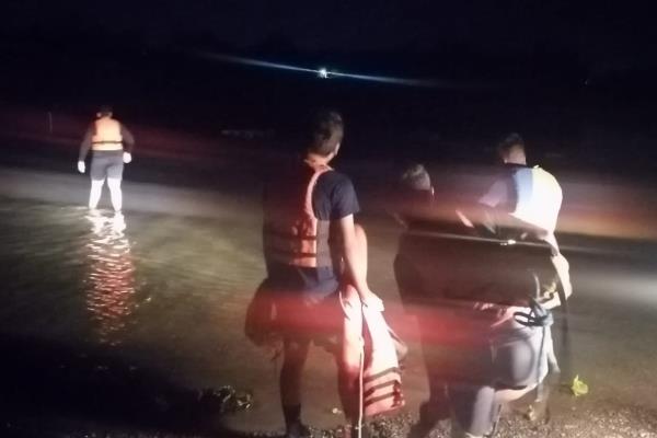Salvan a pareja que cruzaba el río Sinaloa y se «atora» su camioneta
