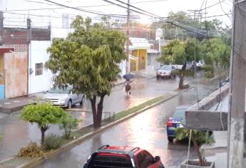 Fuerte lluvia despierta y sorprende a los mazatlecos este jueves, provocando inundaciones