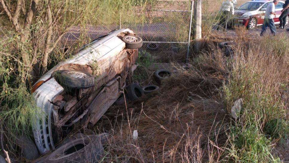 Conductor pierde el control del volante y vuelca en el canal Lateral 18, en Ahome