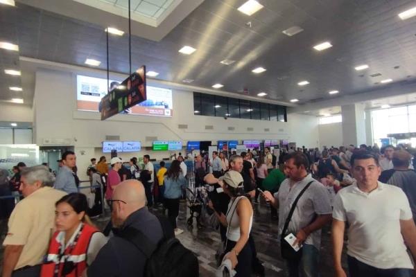 ¡Un calorón y en la sombra! Aire acondicionado del Aeropuerto no abastece y usuarios se quejan