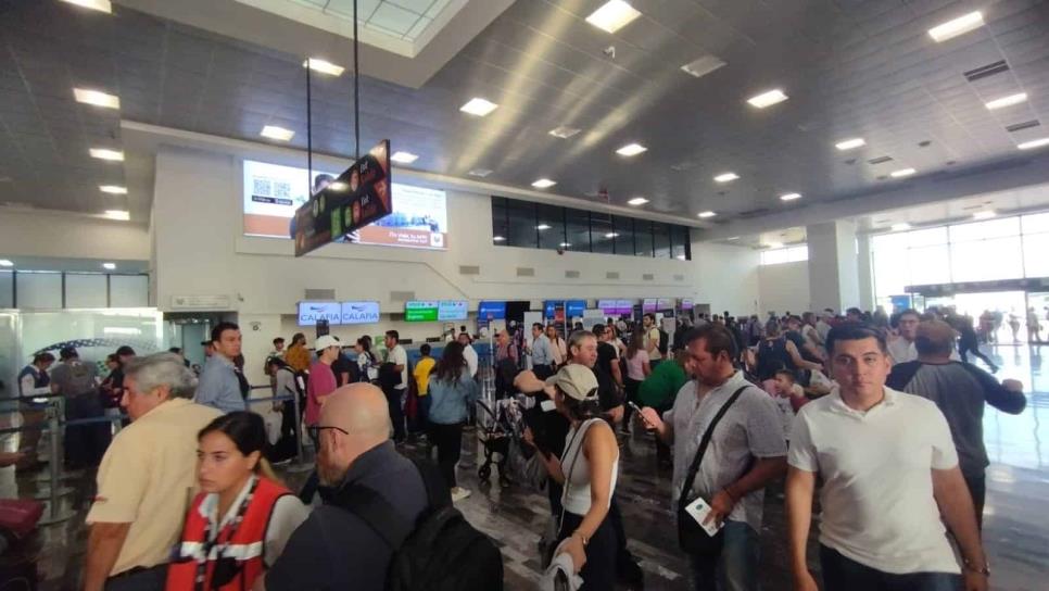 ¡Un calorón y en la sombra! Aire acondicionado del Aeropuerto no abastece y usuarios se quejan