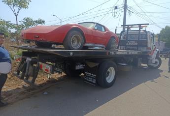 Retira Tránsito vehículos que estorban en la calle en Mazatlán