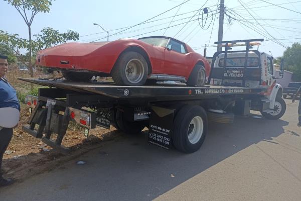 Retira Tránsito vehículos que estorban en la calle en Mazatlán