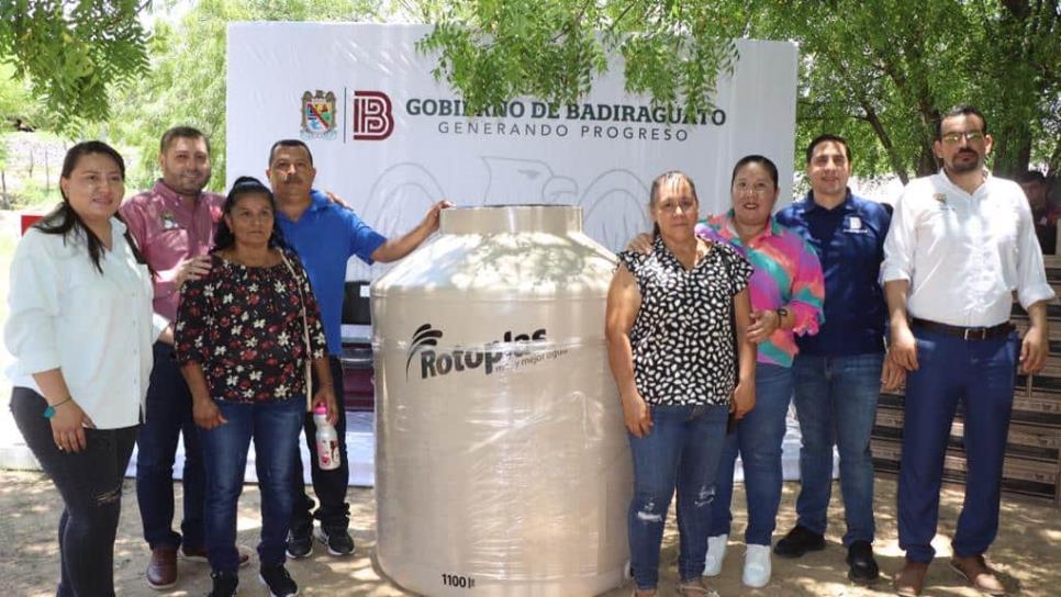 Alcalde de Badiraguato entrega tinacos a familias de la sindicatura de Otatillos