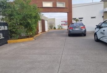 Hallan dos cuchillos donde asesinaron a mujer en motel de Culiacán