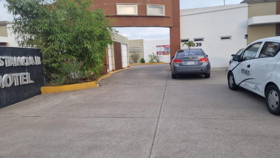 Hallan dos cuchillos donde asesinaron a mujer en motel de Culiacán