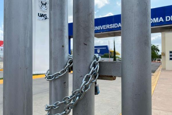Porque el velador no llegó y el trae la llave permanece resguardada la UAS; agentes de la Fiscalía sin poder ingresar