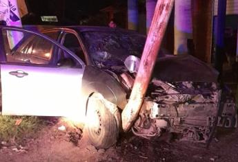 Hombre ebrio se impacta contra el anuncio de un expendio en la carretera a Las Glorias, resulta lesionado