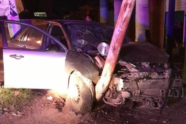 Hombre ebrio se impacta contra el anuncio de un expendio en la carretera a Las Glorias, resulta lesionado