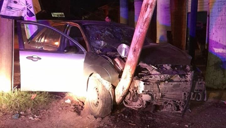 Hombre ebrio se impacta contra el anuncio de un expendio en la carretera a Las Glorias, resulta lesionado