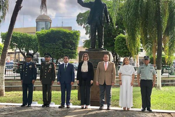 Con izamiento de bandera conmemoran el 151 aniversario luctuoso de Benito Juárez